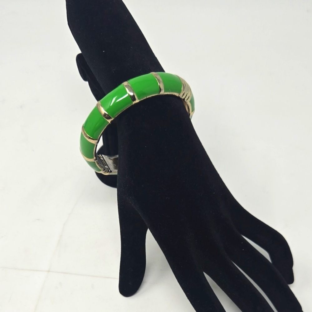 Vintage ** Chic Green and Gold Vintage Bracelet with Modern Design